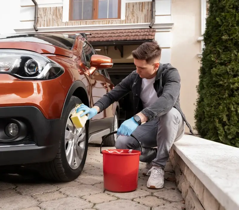 Lavage auto à domicile Prinquiau : professionnel intervenant sur un véhicule